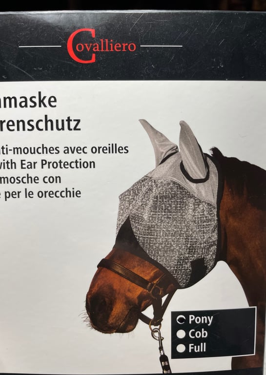 Billede af emballage til en hestemaske med ørebeskyttelse fra mærket Covalliero, der viser en hest iført masken.