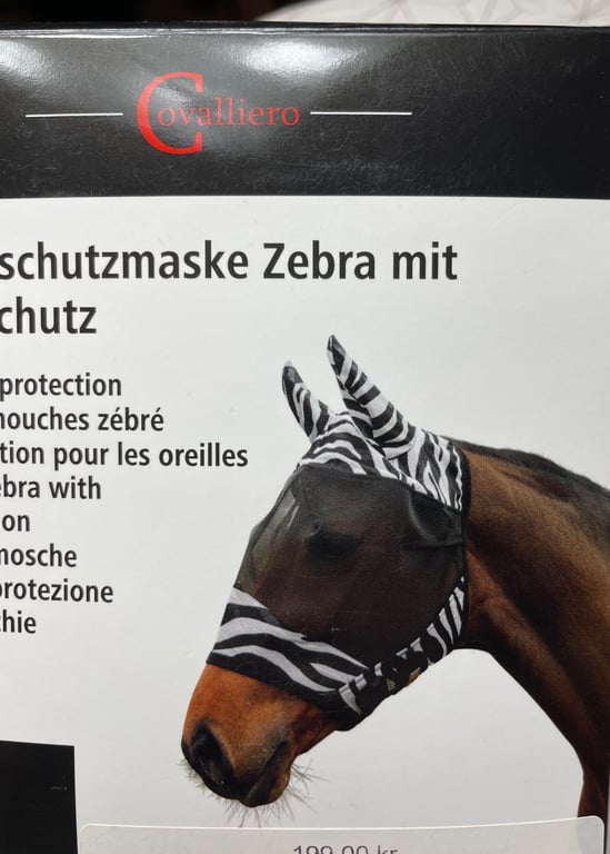 Sort og hvid zebramønstret beskyttelsesmaske til hest med ørebeskyttelse.