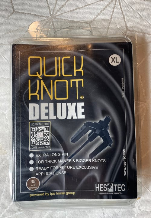 Pakke med Quick Knot Deluxe XL, et produkt til hestepleje med ekstra lange nåle til tykke maner og større knuder, indeholder 35 brune stk. (1)