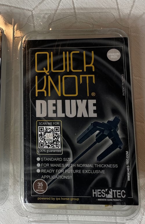 Pakke med Quick Knot Deluxe hesteplejeprodukter, standardstørrelse, 35 brune stk., med QR-kode og tekst på engelsk. (1)