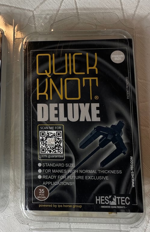 Pakke med Quick Knot Deluxe hesteplejeprodukter, standardstørrelse, 35 brune stk., med QR-kode og tekst på engelsk.