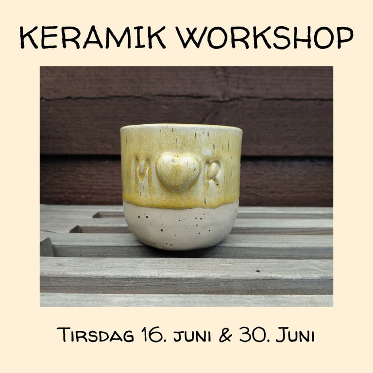 Keramikkrus med teksten "M❤️R" i relief, placeret på et træbord foran en mørk væg, med tekst om keramikkursus den 16. og 30. juni.