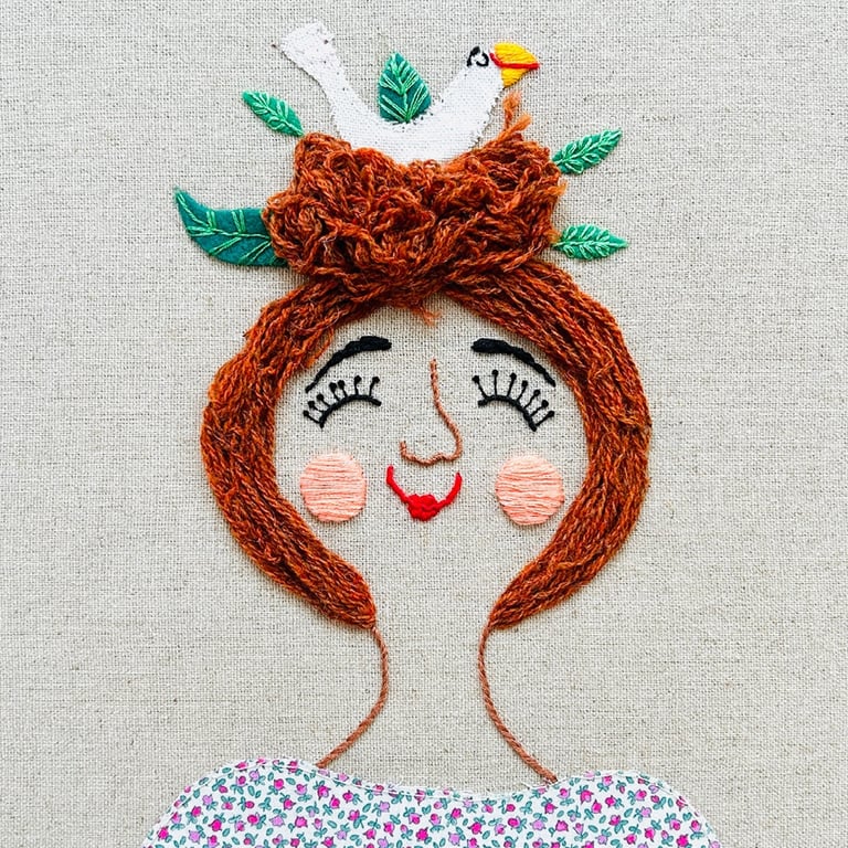 En fugl i håret – broderi 30 x 40 cm billede 2