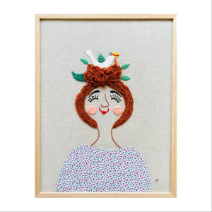 En fugl i håret – broderi 30 x 40 cm – produktbillede