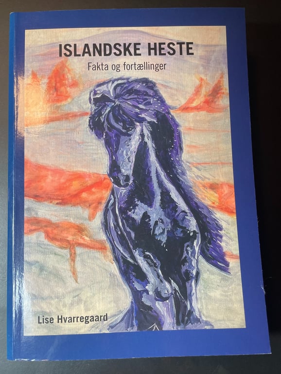 Billedet viser forsiden af en bog med titlen "Islandske Heste: Fakta og fortællinger" af Lise Hvarregaard. Forsiden har en malet illustration af en sort islandsk hest med en baggrund i orange og grå nuancer.