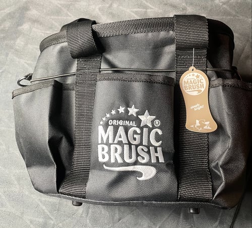 Sort, robust taske med logoet "Original Magic Brush" og en tilhørende mærkeseddel hængende på siden. (1)
