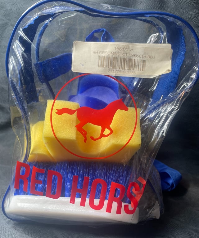 Transparent plastpose med blåt håndtag og indhold til hestegrooming, herunder gule svampe og blå børster, med teksten "RED HORSE" og en rød hest silhuet på forsiden.