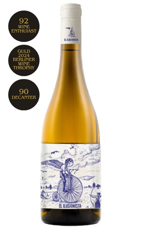 Flaske med hvidvin mærket "El Ilusionista" med en etiket, der viser en tegning af en dreng med vinger på en gammeldags cykel, samt tre prisnomineringer: 92 Wine Enthusiast, Guld 2024 Berliner Wine Trophy og 90 Decanter.