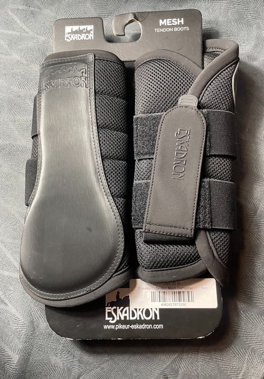 Par sorte Eskadron Mesh Tendon Boots til heste, med beskyttende skal og velcrolukning, i original emballage.