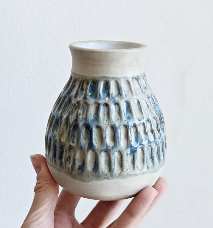 VASE CARVED HVID/BLÅ