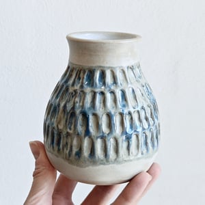 VASE CARVED HVID/BLÅ – produktbillede
