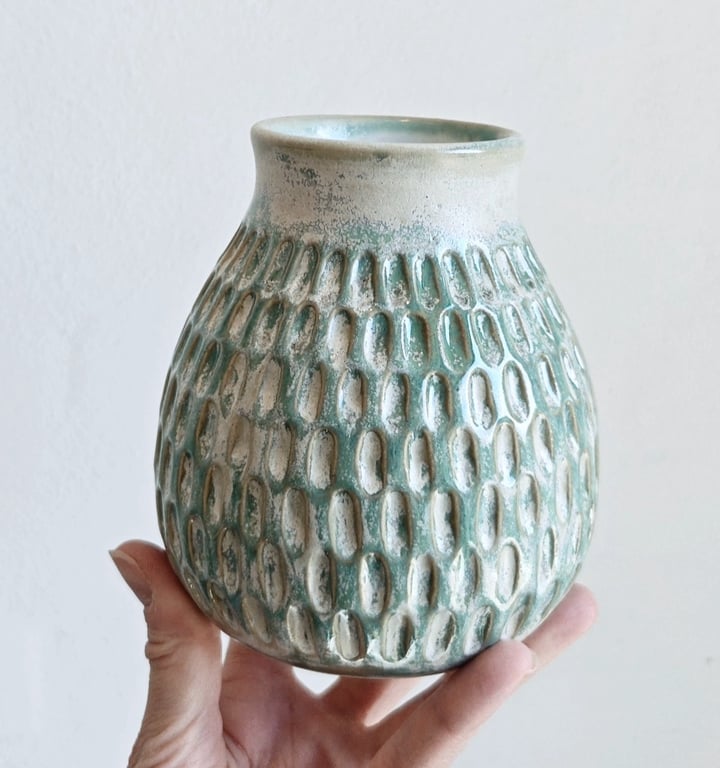 VASE CARVED HVID/GRØN