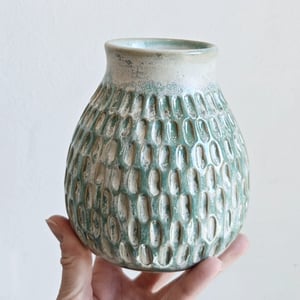 VASE CARVED HVID/GRØN – produktbillede