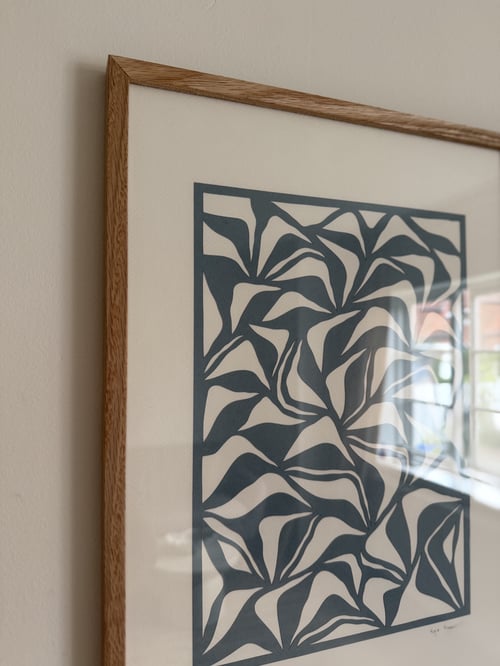 A3, papercut, støvet blå, indrammet  (2)