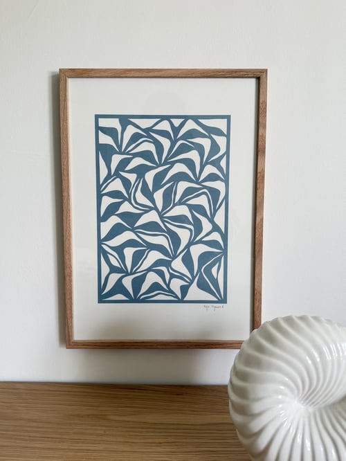 A3, papercut, støvet blå, indrammet 