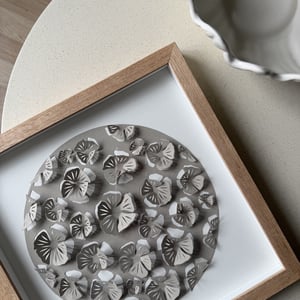 30x30cm, 3D papercut, beigegrå, indrammet  – produktbillede