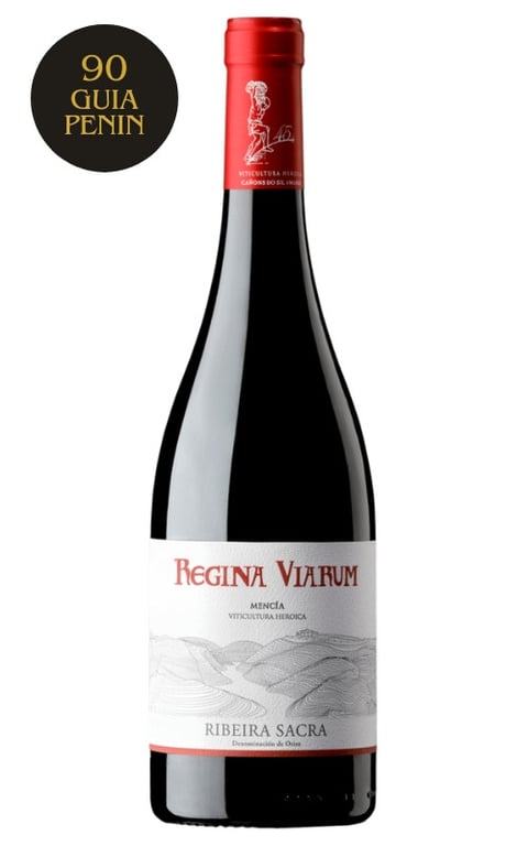 Flaske med rødvin, mærket "Regina Viarum Mencía Ribeira Sacra", med rød kapsel og en sort cirkel med teksten "90 Guia Penin".