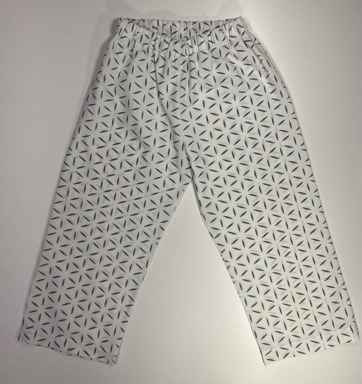 Hvide bukser med elastisk talje og mørkeblå geometrisk mønster.