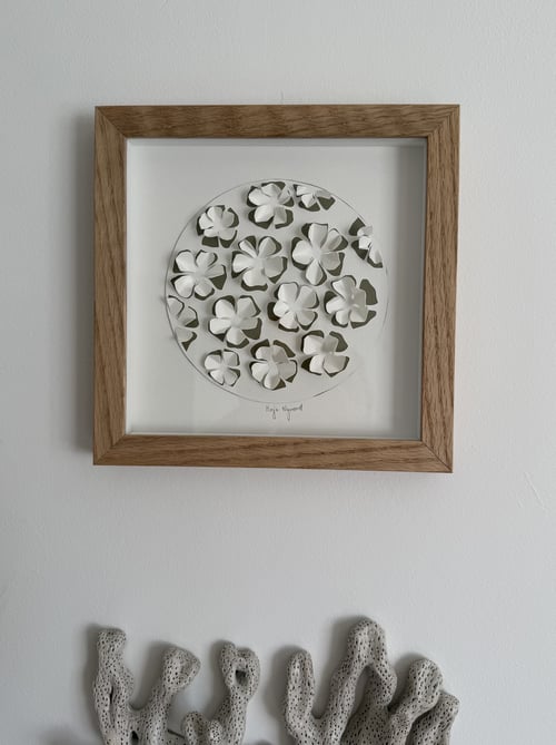 20x20cm, 3D papercut, hvid-oliven, indrammet 