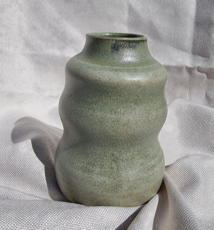 Lille mosgrøn vase.