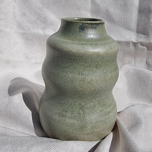 Lille mosgrøn vase. – produktbillede