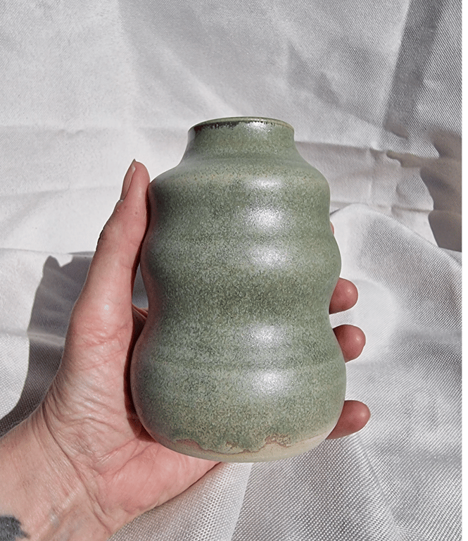 Lille mosgrøn vase. billede 2
