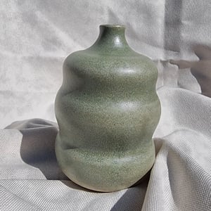 Lille mosgrøn vase  – produktbillede