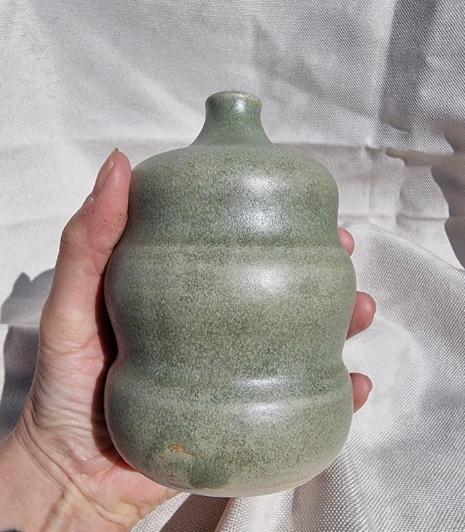 Lille mosgrøn vase  billede 2