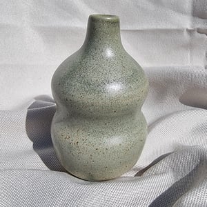 Lille mosgrøn vase  – produktbillede