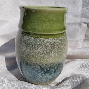 Vase I smukke grønne nuancer. – produktbillede