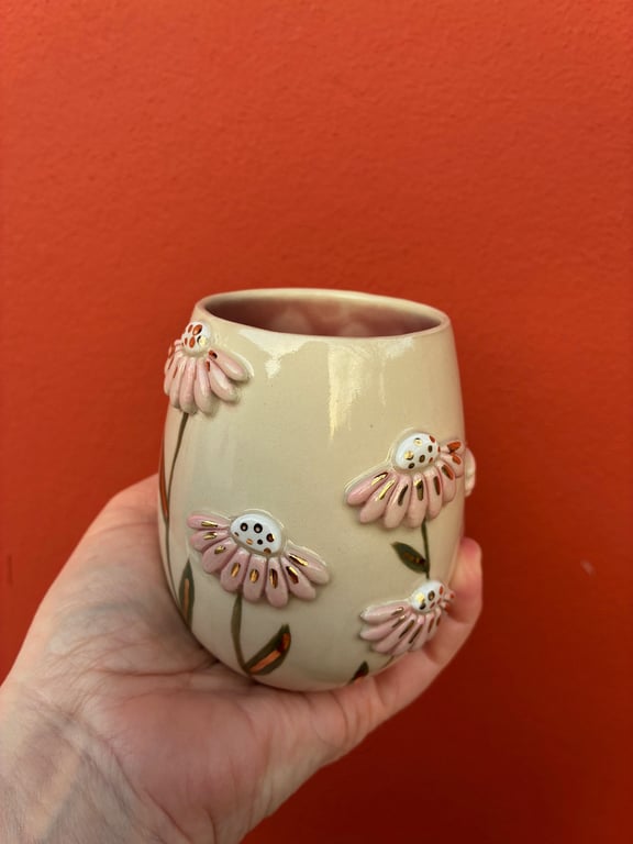 Vase med blomster og bi