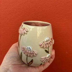 Vase med blomster og bi – produktbillede