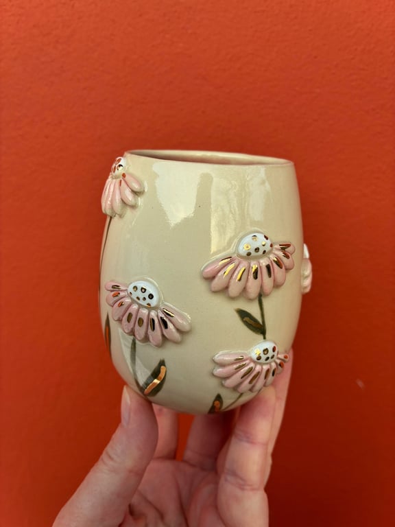 Vase med blomster og bi billede 3