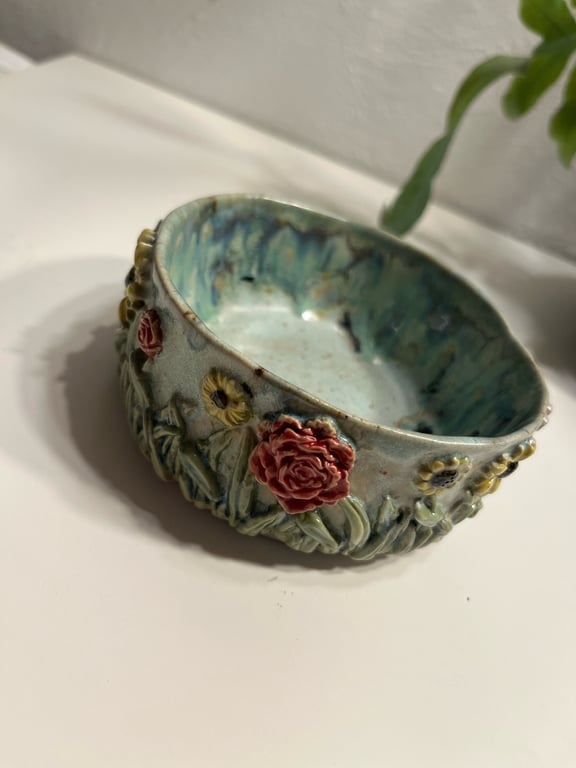 skål med blomster 