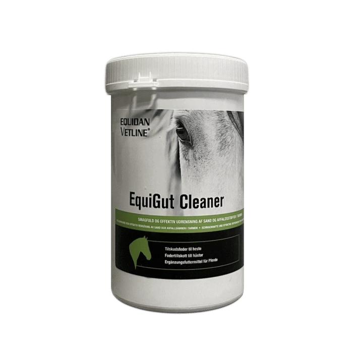 Hvid beholder med låg med mærkat for EquiGut Cleaner, et fodertilskud til heste fra Equidan Vetline med billede af en hests øje.