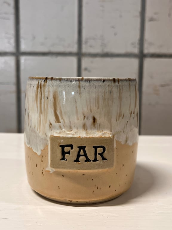 Latte farvet far kop. 430 ml. H: 9 cm