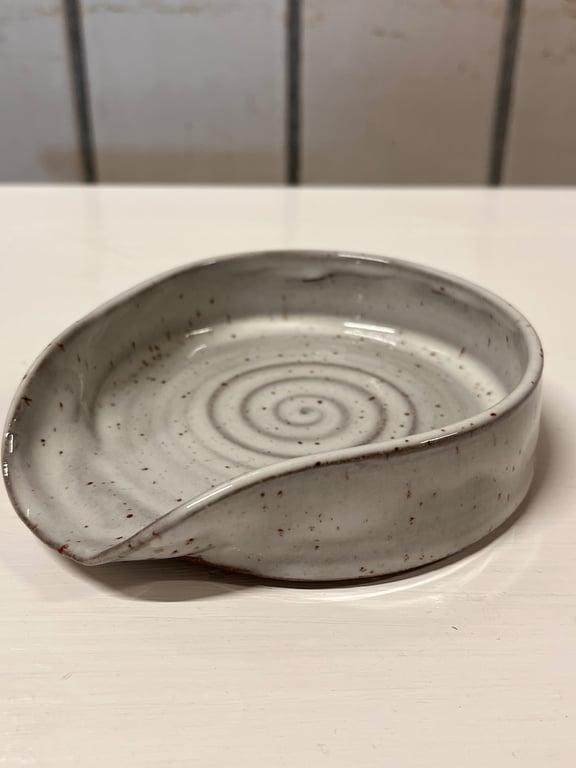 Spoonrest. D: 13 cm
