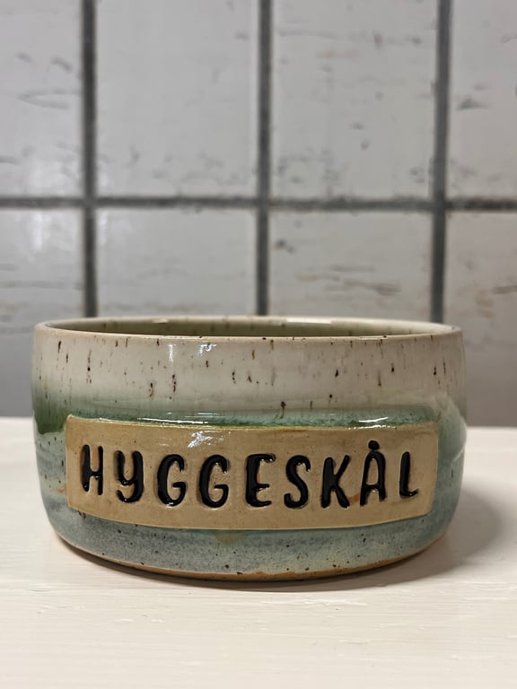 Grøn Hyggeskål. D: 13,5. H: 6,5 cm