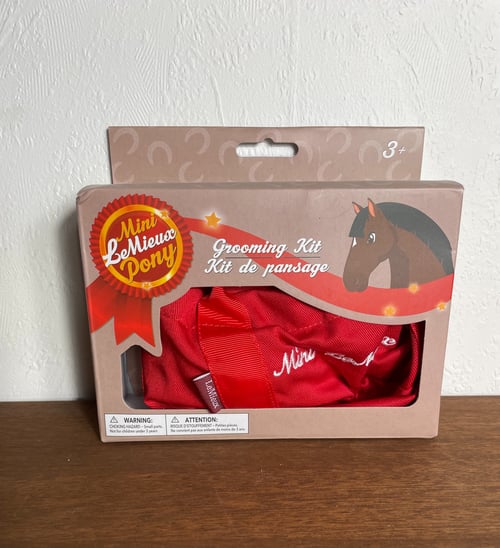 Legetøjspakke med Mini Le Niew Pony Grooming Kit i rød emballage, designet til børn over 3 år. (1)