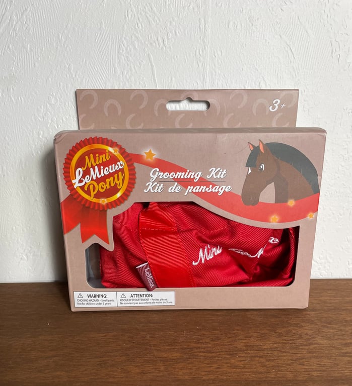 Legetøjspakke med Mini Le Niew Pony Grooming Kit i rød emballage, designet til børn over 3 år.
