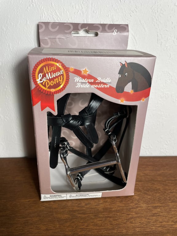 Mini LeMieux Pony western trense i sort, pakket i lyserød æske med illustration af hest.