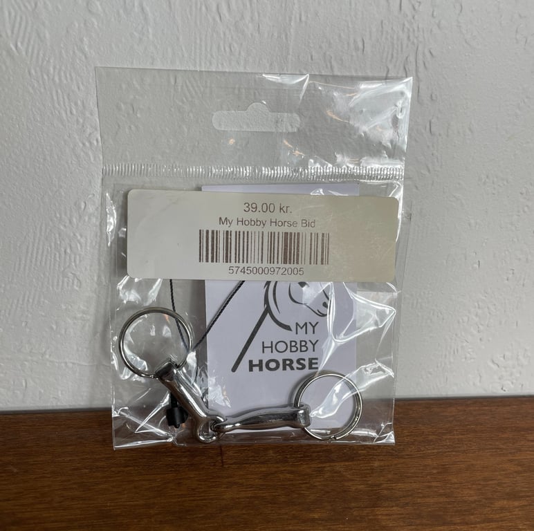 Billedet viser en nøglering i form af et ridsebiddel i en gennemsigtig plastikpose med mærket "My Hobby Horse" og en pris på 39,00 kr.