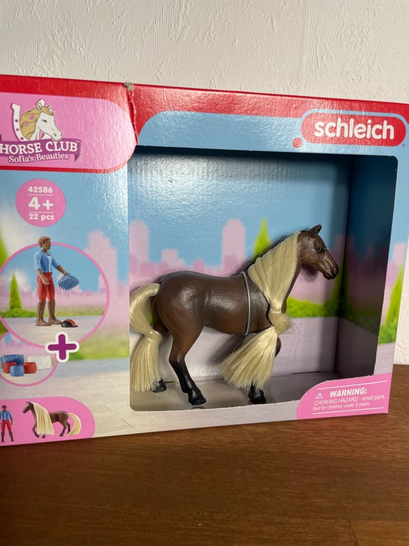 Legetøjsæske med en brun hestefigur med lys man og hale fra Schleich Horse Club, anbefalet til børn fra 4 år.