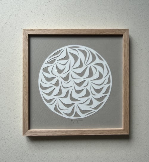 20x20cm, papercut, beigegrå, indrammet 