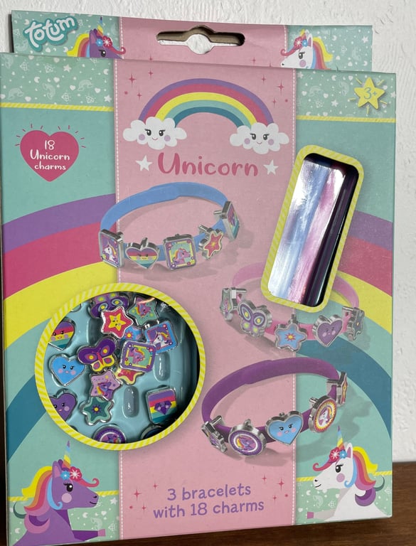 Billede af en unicorn-armbåndspakke til børn med regnbue og enhjørning, indeholdende 3 armbånd og 18 charms i forskellige former og farver.