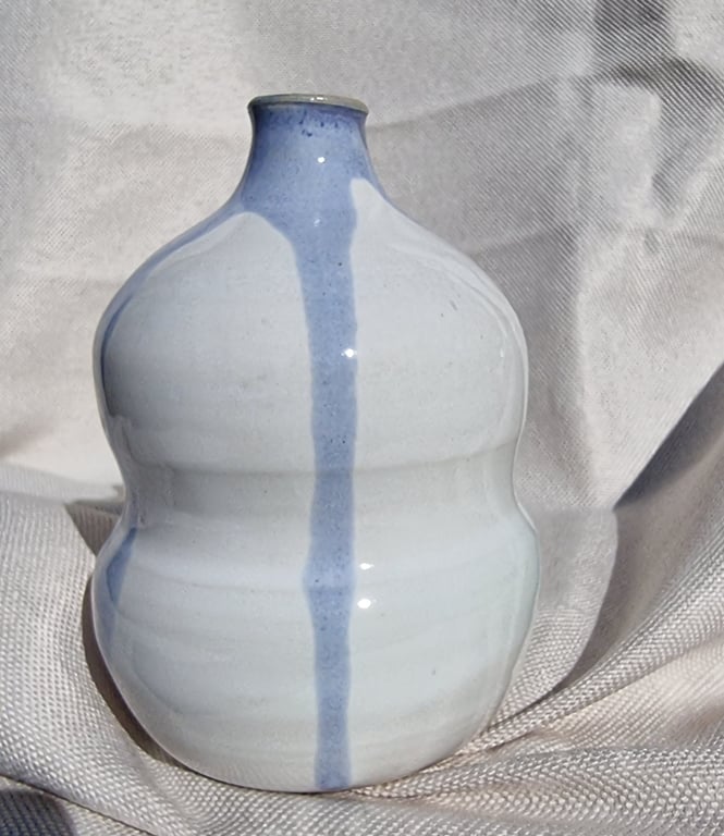 Lille vase I hvid og lyseblå glasur billede 2