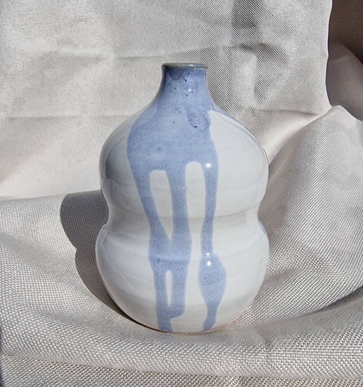 Lille vase I hvid og lyseblå glasur