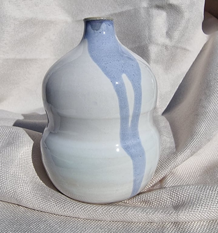 Lille vase I hvid og lyseblå glasur billede 3