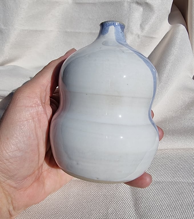 Lille vase I hvid og lyseblå glasur billede 4