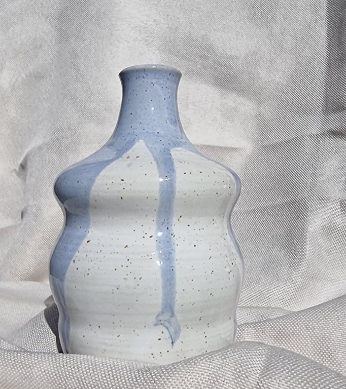 Lille vase I hvid og lyseblå glasur. billede 2